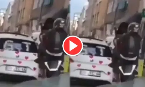 बाइक सवार दिखा रहा था हीरोपंती.... स्टंट के चक्कर में औंधेमुंह गिरा, युवक का हुआ बुरा हाल.... देखें VIDEO