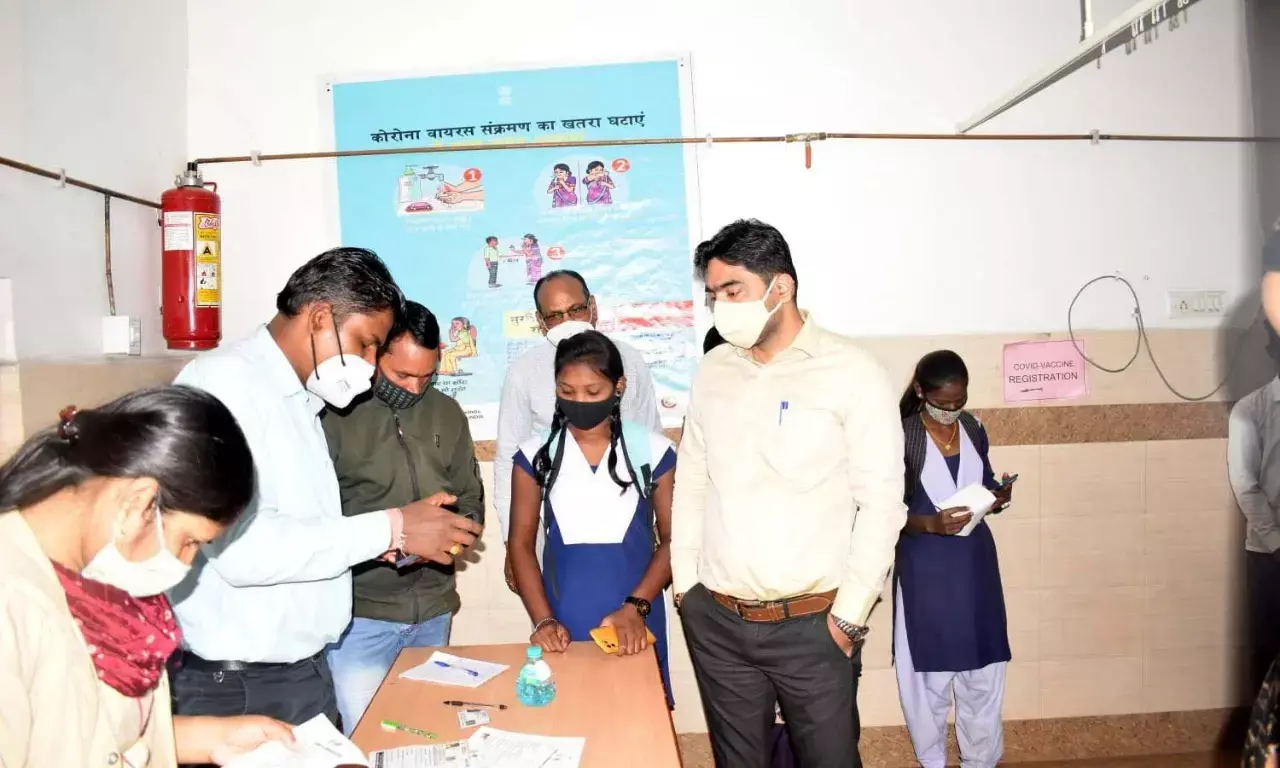 वैक्सीनेशन ड्राईव...वैक्सीनेशन सेंटरों का दौरा कर आयुक्त ने देखी वैक्सीनेशन की कार्यप्रगति