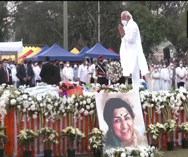 VIDEO: लता मंगेशकर को PM मोदी, उद्धव ठाकरे,  सचिन तेंदुलकर, सुपरस्टार शाहरुख खान और सिंगर शंकर महादेवन ने दी श्रद्धांजलि... राजकीय सम्मान के साथ हो रहा सुर सम्राज्ञी का अंतिम संस्कार