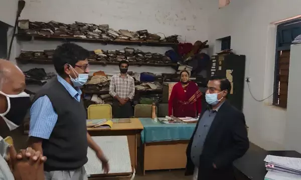 कमिश्नर के इंस्पेक्शन में स्कूल शिक्षा और जल संसाधन के कई अधिकारी भी दफ्तर से गोल मिले, कारण बताओ नोटिस जारी
