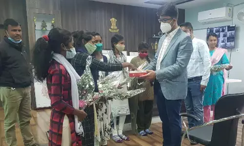 दंतेवाड़ा के आदिवासी बच्चे बनेंगे डॉक्टर, कलेक्टर सोनी ने बढ़ाया बच्चो का उत्साह