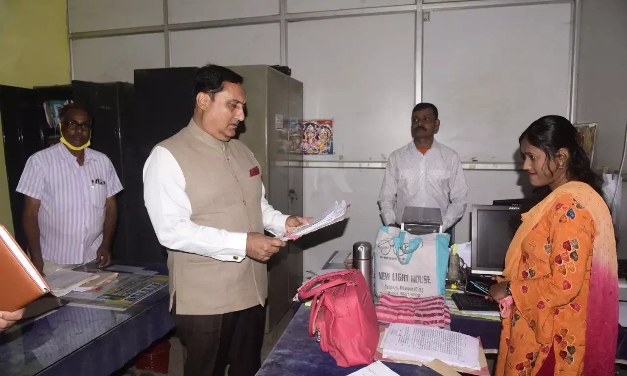 समय पर दफ्तर नहीं पहुंचने वाले दो कर्मचारियों को नोटिस... कमिश्नर अलंग ने कलेक्टरो एवं डिप्टी कमिश्नर को भी कार्यालयों के निरीक्षण करने कहा