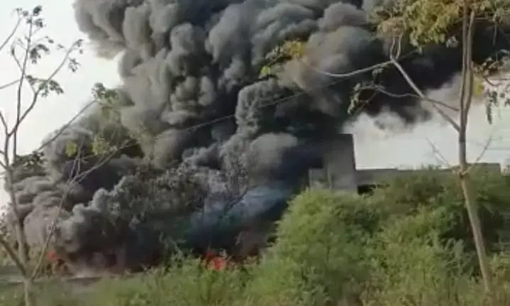 वीडियो-फैक्ट्री में भीषण आग: कर्मचारियों ने भागकर बचाई अपनी जान, फैक्ट्री में रखा माल जलकर हुआ खाक