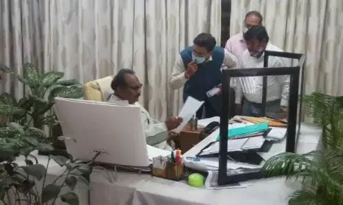 दोहरे स्नातक के समर्थन में आगे आया शालेय शिक्षक संघ... शिक्षामंत्री से मिला शालेय शिक्षक संघ, मंत्री ने जल्द समस्या के निराकरण की कही बात