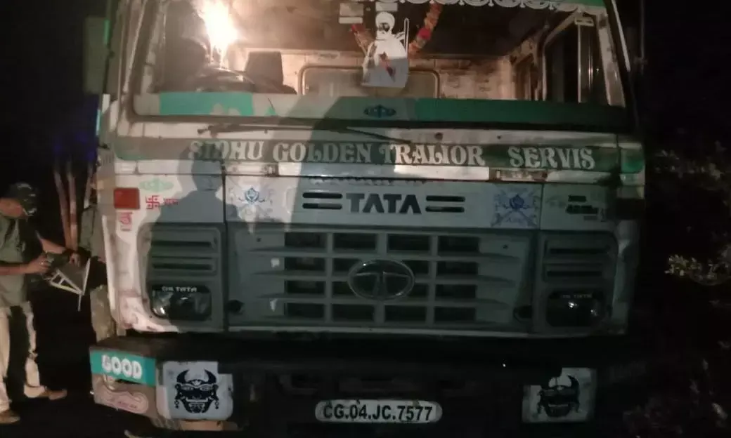 शादी का कार्ड बांटकर घर लौट रहे बाइक सवार मामा भांजे खड़ी ट्रेलर में जा घुसे... एक की मौत, दूसरा गंभीर