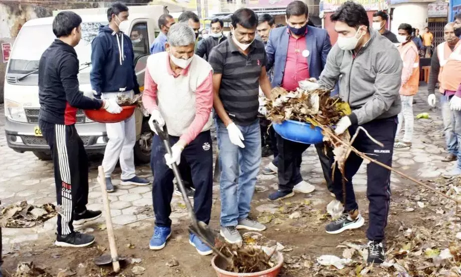 स्वच्छता महाअभियान का हुआ आगाज, चलाई गई स्वच्छता ड्राईव...महापौर एवं आयुक्त उतरे सड़क पर, खुद किया सफाई का कार्य