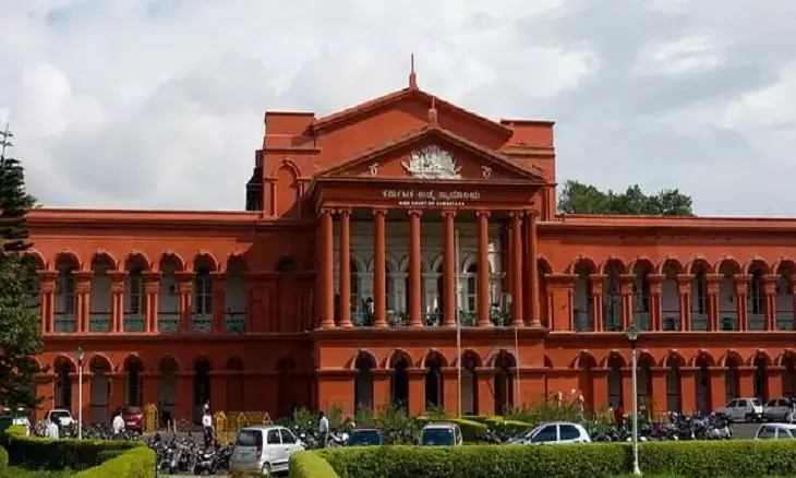 हाईकोर्ट का आदेशः हिजाब विवाद पर फैसला होते तक धार्मिक पोशाक पर रोक, स्कूलों को खोलने का दिया आदेश