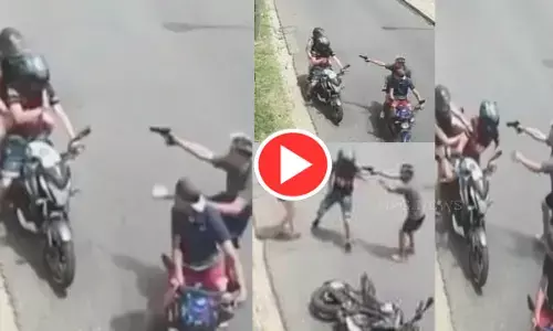 बंदूक दिखाकर बाइक लूटने आए दो लुटेरे, फिर हुआ ऐसा कांड... देखें वीडियो