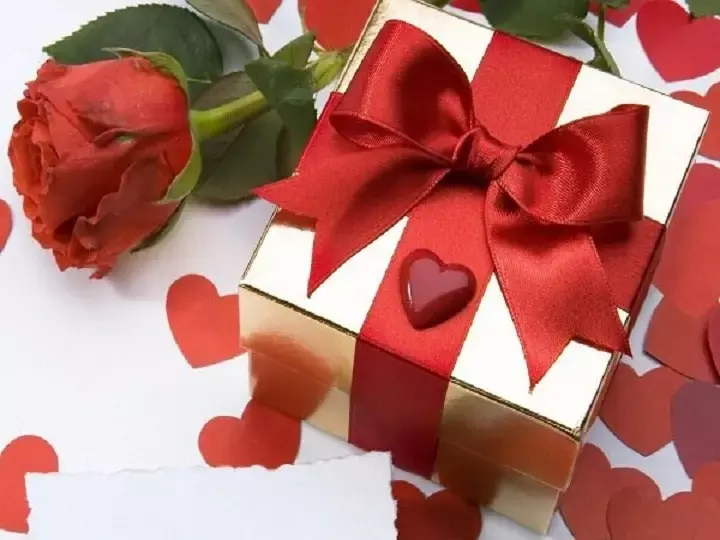 400 लड़के शादीशुदा मॉडल को भेजते है वैलेंटाइन गिफ्ट, असली उम्र जानकर रहे जायेगे हैरान... देखे फोटोज