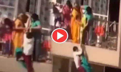 VIDEO : मां ने 10वीं मंजिल से बेटे को साड़ी से लटकाया, विडियो देख खड़े हो जाएंगे रोंगटे