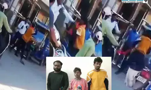 Video: ट्रैफिक कॉन्स्टेबल से सरेराह मारपीट, बाइक सवार तीन युवकों ने कॉन्स्टेबल को बीच रास्ते मे रुकवाया, फिर हाथ मुक्कों से बेदम पीटा...तीनों आरोपी गिरफ्तार