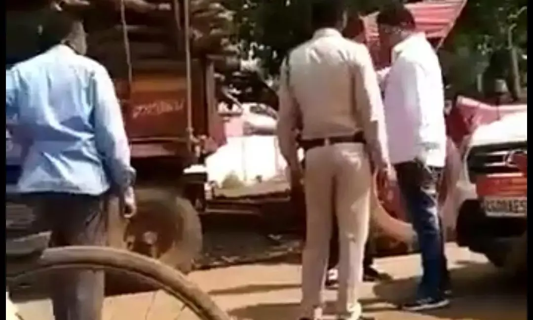 वीडियो: कांग्रेसी नेता के ये तेवर...सिपाहियों से गालियों की बौछार के साथ बोले नेताजी - सालेऽऽ..  तू..माऽऽऽ..ताम्रध्वज साहू है गृहमंत्री समझा बेऽऽ.. रोका कैसे ट्रेक्टर