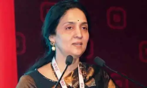 NSE की पूर्व एमडी के यहां छापा, बाबा को गोपनीय जानकारी देने के आरोप