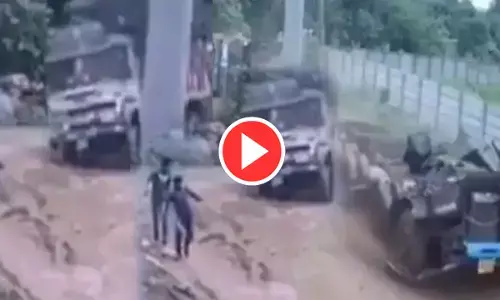 जब चलते-चलते दो हिस्सों में टूटा ट्रक,  Video देख यूजर हुए कंफ्यूज...बोले- आत्मा ने शरीर का त्याग कर दिया
