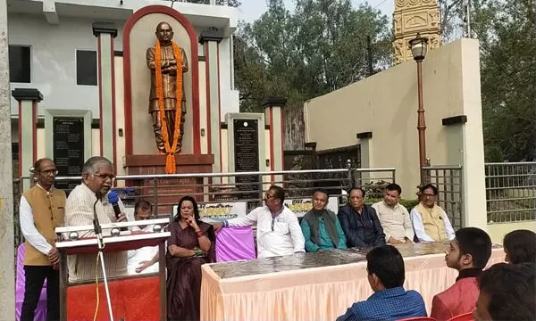 पं चतुर्वेदी का सपना पूरा होगा, छत्तीसगढ़ी को राजभाषा बनाने मिलकर काम करेंगे: कौशिक, 97 वीं जयंती पर छत्तीसगढ़ी को केंद्र की आठवीं अनसूची में शामिल कराने बुद्धिजीवी, पत्रकार, साहित्यकार और राजनेताओं ने लिया संकल्प पं चतुर्वेदी का सपना पूरा होगा, छत्तीसगढ़ी को राजभाषा बनाने मिलकर काम करेंगे: कौशिक, 97 वीं जयंती पर छत्तीसगढ़ी को केंद्र की आठवीं अनसूची में शामिल कराने बुद्धिजीवी, पत्रकार, साहित्यकार और राजनेताओं ने लिया संकल्प