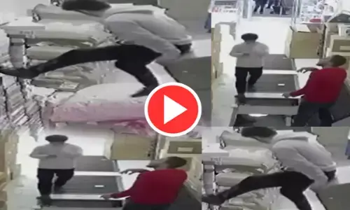 मोबाइल पर ध्यान होने के कारण हादसे का शिकार हुआ शख्स, सीसीटीवी कैमरे में कैद हुआ हादसा... देखें