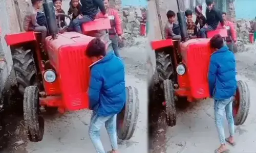 छोटे से बच्चे ने देखते ही देखते उठा लिया ट्रैक्टर, लोग देखकर हुए हैरान... देखें बाहुबली बच्चे का ये विडियो