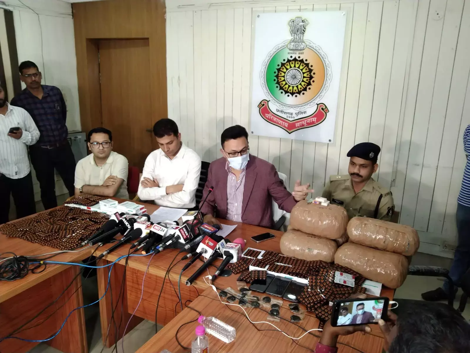 राजधानी में नारकोटिक्स सेल की बड़ी करवाई, दो अन्तर्राज्यीय तस्कर सहित चार गिरफ्तार...ब्राउन शुगर, भारी मात्रा में गांजा, नशीली टेबलेट और चरस बरामद...