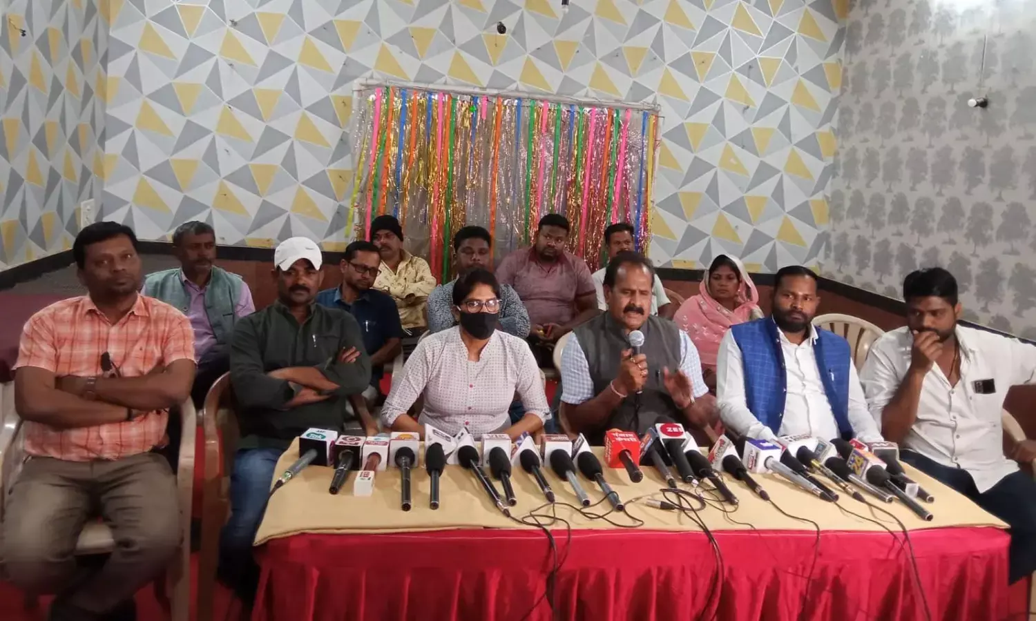 कांग्रेस में कलह: महिला पार्षद और ज़िला महिला कांग्रेस अध्यक्ष के बीच विवाद मामला ..सोलह पार्षदों ने इस्तीफ़े की दी चेतावनी