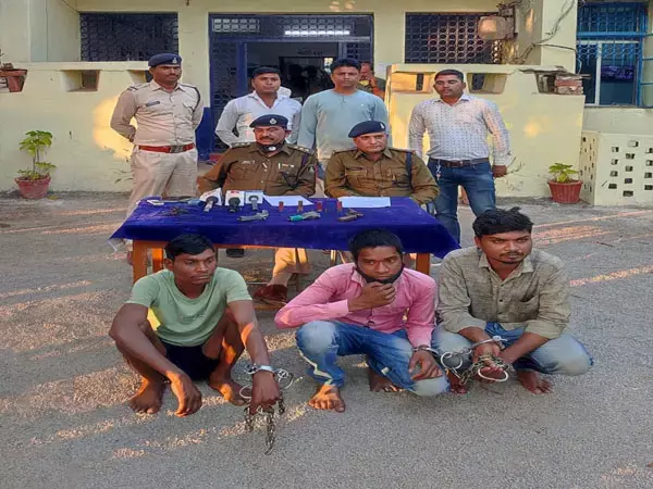 कलेक्ट्रेट के भृत्यों ने चोरी की रायफल और रिवाल्वर, तीन गिरफ्तार... हथियार भी बरामद