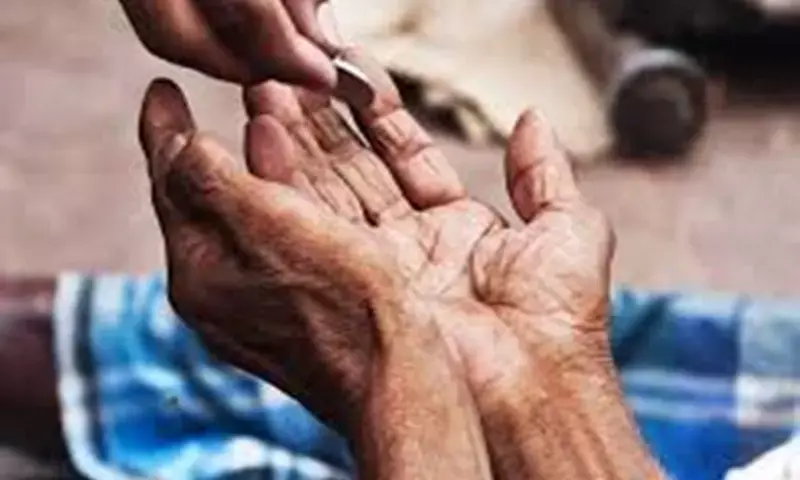 भीख मांग रही महिला निकली लखपति... एक बेटा करता है विदेश में काम तो दूसरा चलाता है किराने की दुकान...