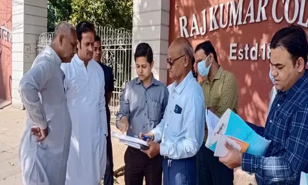 संसदीय सचिव विकास उपाध्याय, योग आयोग के अध्यक्ष ज्ञानेश शर्मा ने रायपुर स्मार्ट सिटी लि. के एमडी अभिजीत सिंह के साथ प्रस्तावित स्मार्ट सड़क का किया निरीक्षण