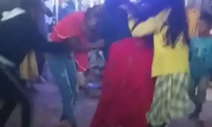 VIDEO: प्रेमी के लिए दो लड़कियों में मारपीट, भरे मेले में बाल नोचे फिर लात-घूंंसे भी चले