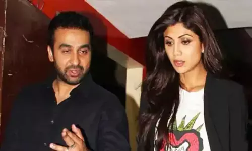 एक्ट्रेस शिल्पा शेट्टी को पति ने धक्के दे कर निकाला घर से बाहर... वीडियो हो गया इंटरनेट पर वायरल, अब पुलिस कर रही कुंद्रा की तलाश !...
