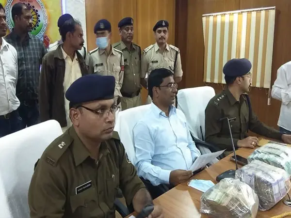 इस जिले में तस्करी के खिलाफ बडी कार्रवाई... 371 किलों गांजा, 12 लाख नगदी, सोने के जेवरात सहित 63 लाख का सामान जब्त...