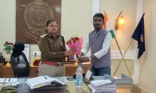 SSP पारुल को गुलदस्ता देते फोटो खिंचवाने वाला कांग्रेस नेता पिस्तौल और कारतूस बेचते हुआ गिरफ्तार