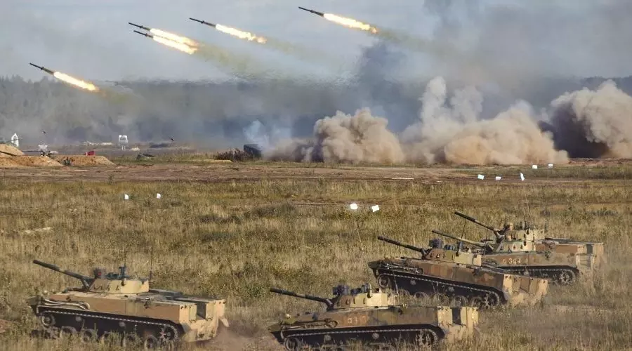 रूस ने मिसाइलों से यूक्रेन का एयरबेस और सैन्य अड्डा उड़ाया, बैंक-ATM सेवाएं प्रभावित...