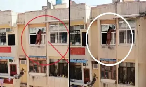 VIDEO: महिला को सफाई की चढ़ी सनक, चौथी मंजिल की रेलिंग के सहारे लटककर खिड़की की साफ...