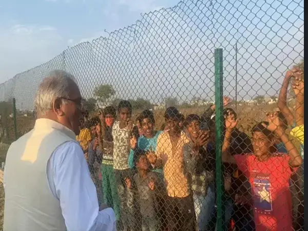 वीडियोः हेलीपैड पर खड़े बच्चों ने जब जोर से चिल्लाया 10वीं पास करवा दे भूपेश कका...