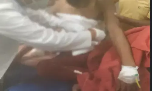 दिनदहाड़े चाकू से गोदकर हत्या: घर के पास खड़े दो लड़कों पर आरोपियों ने किया चाकू से तबाड़तोड़ हमला...एक की मौत, दूसरा गंभीर