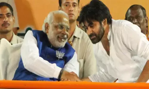 VIDEO: चुनावी रैली के दौरान हादसे का शिकार हुए पवन कल्याण, अपनी ही कार से नीचे गिरने से बाल-बाल बचे