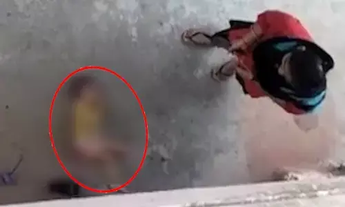 मासूम पर मां का जुल्म, डेढ़ साल की बच्ची को जमीन पर पटका... वीडियो हुआ वायरल