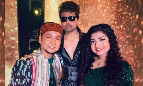 पवनदीप-अरुणिता के बीच शुरू हुआ रोमांस, लंदन में हाथों में हाथ डाले घूमते दिखे... देखें विडियो