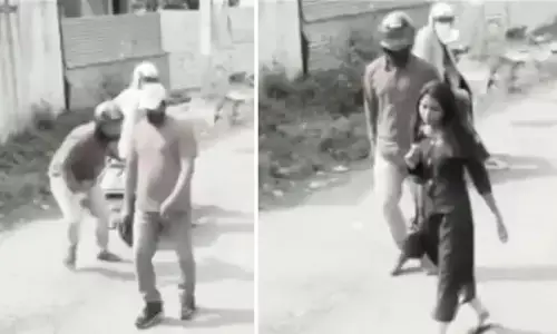 लड़की का बैग लूटने आए थे दो चोर, फिर चोरों की हो गई... देखें VIDEO