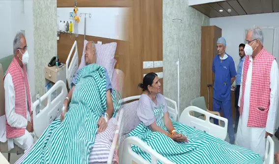 मंत्री रविंद्र चौबे अस्पताल में भर्ती, एडवाइजर टू सीएम प्रदीप शर्मा की मां भी बीमार, सीएम भूपेश पहुंचे अस्पताल