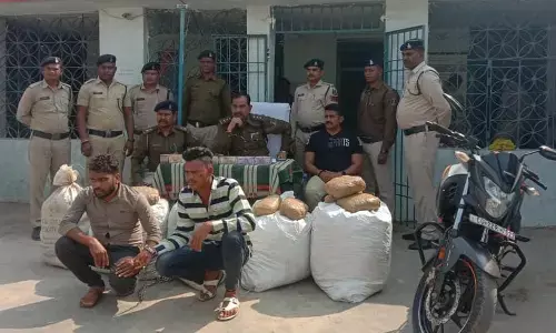 बाइक में गांजे की तस्करी...  5 लाख नगदी के साथ 100 किलों गांजा जब्त, दो आरोपी भी पकड़ाए...