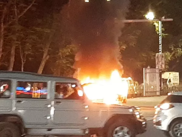 SBI के डिप्टी मैनेजर की कार में लगी भीषण आग...जलती कार से निकल कर मैनेजर और ड्रायवर ने बचाई अपनी जान...