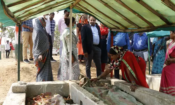 पीएम मोदी के बाद अब केंद्र के अफसर ने भी छत्तीसगढ़ के गोठानो को सराहा, छत्तीसगढ़ का गोठान देखने पहुंचे केंद्र सरकार के संयुक्त सचिव ने की जमकर तारीफ... पीएम मोदी के बाद अब केंद्र के अफसर ने भी छत्तीसगढ़ के गोठानो को सराहा, छत्तीसगढ़ का गोठान देखने पहुंचे केंद्र सरकार के संयुक्त सचिव ने की जमकर तारीफ...