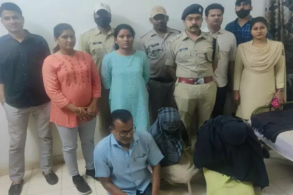 CG-सेक्स रैकेट: 2 युवतियों के साथ कारोबारी पकड़ाया आपत्तिजनक हालत में... पीटा एक्ट के तहत कार्रवाई....