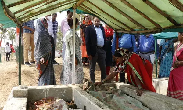 पीएम मोदी के बाद अब केंद्र के अफसर ने भी छत्तीसगढ़ के गोठानो को सराहा, छत्तीसगढ़ का गोठान देखने पहुंचे केंद्र सरकार के संयुक्त सचिव ने की जमकर तारीफ...