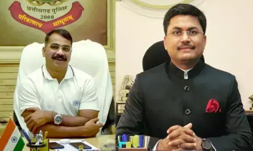 VIDEO: भीग रहे शख्स को मिली JCB मशीन से मदद, JCB बनी छतरी...IAS अवनीश शरण और IPS ऑफिसर दीपांशु काबरा ने ट्विटर पर किया शेयर