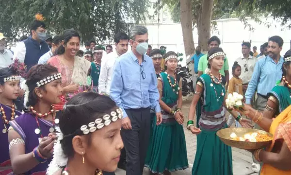 मोर मकान-मोर चिन्हारी के हितग्राहियों से मिले केन्द्रीय सचिव...