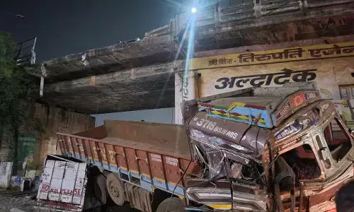 CG ब्रेकिंग-दर्दनाक हादसे में चार की मौत...ट्रक और बाइक में जोरदार भिड़ंत, रेलवे ब्रीज पुल की दीवार तोड़कर ट्रक और बाइक सवार नीचे गिरे, सभी की मौत....