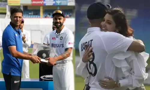 VIDEO: विराट कोहली को कोच राहुल द्रविड़ ने दी खास कैप, बीसीसीआई से मिला सम्मान... मैदान पर विराट को गले लगाते दिखी अनुष्का शर्मा