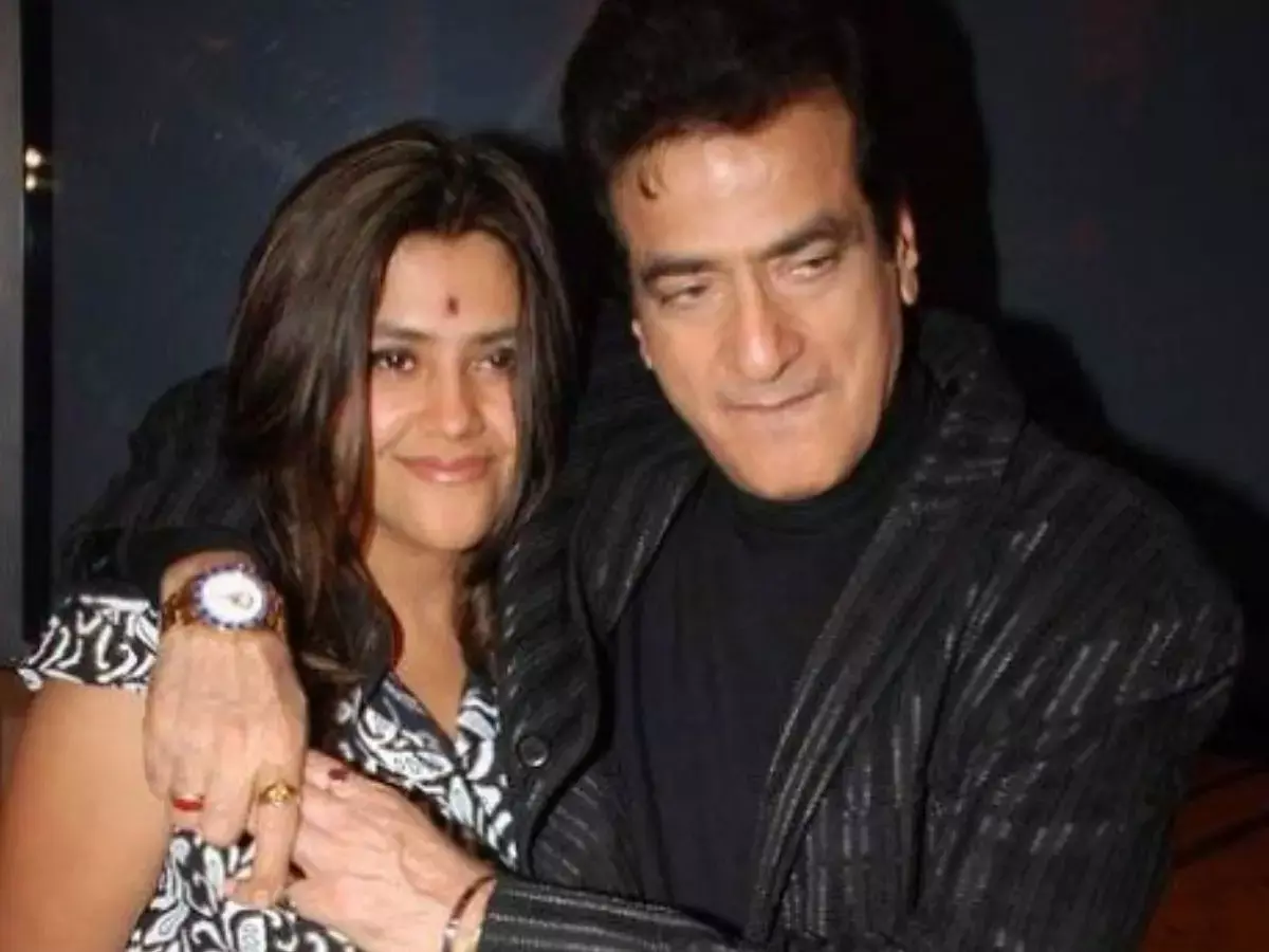 पिता जितेंद्र हैं इसके जिम्मेदार?... एकता कपूर बिना शादी के बन गई एक बच्चे की माँ, जानिए क्या है पूरा मामला