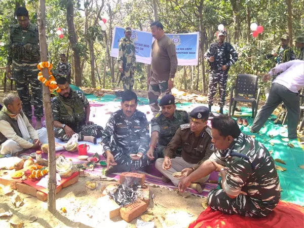 IG पहुंचे बलरामपुर के घोर नक्सल प्रभावित क्षेत्र में, किया भुताहीमोड़ पुलिस व सीआरपीएफ ज्वाइंट टास्क फोर्स कैंप का भूमि पूजन...